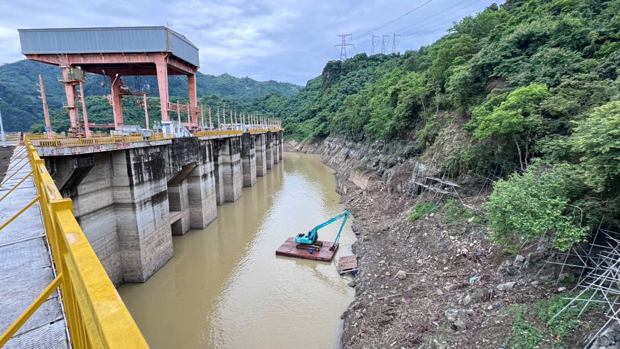 Gia Hiển cho thuê máy xúc cần dài thi công thủy điện hòa bình ( giai đoạn 2 )