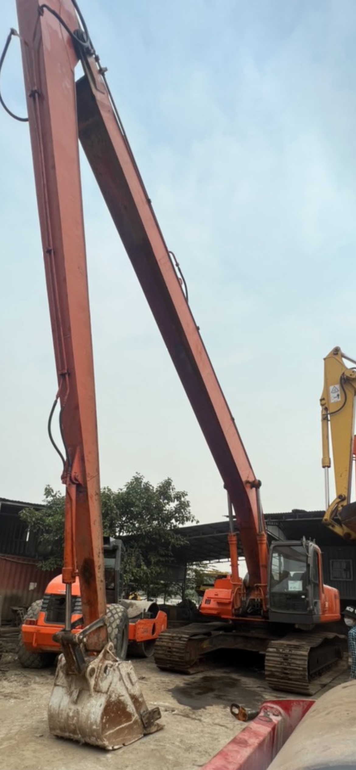 Máy xúc cần dài bánh xích HITACHI ZX330LC