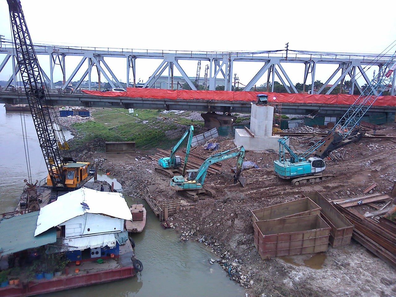 Cho thuê Máy Xúc Cần Dài khu vực Cầu Đuống Mới Hà Nội.