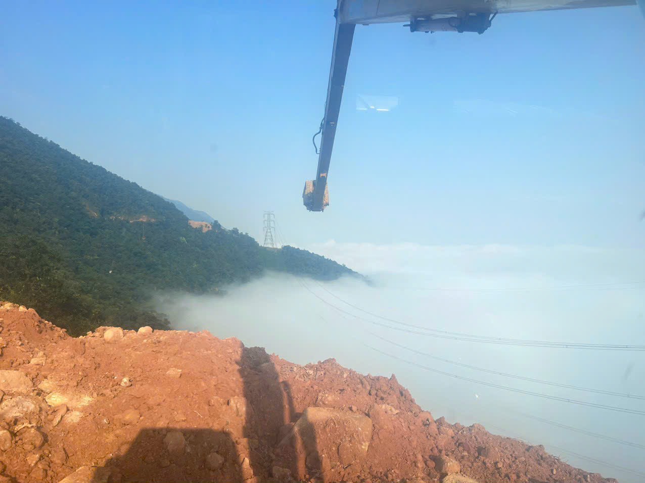 Gia Hiển cho thuê máy xúc cần dài thi công thủy điện hòa bình ( giai đoạn 2 )