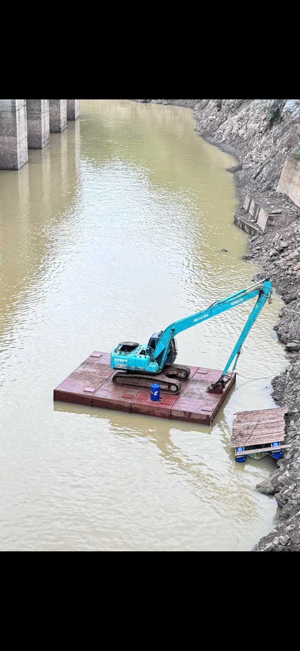 Gia Hiển cho thuê máy xúc cần dài thi công thủy điện hòa bình ( giai đoạn 2 )