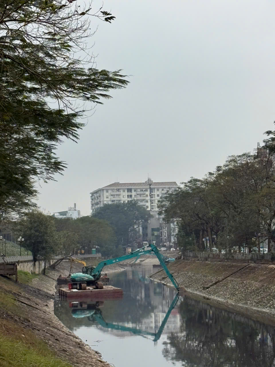 Hình ảnh thực tế máy xúc cần dài hỗ trợ nạo vét sông Tô Lịch