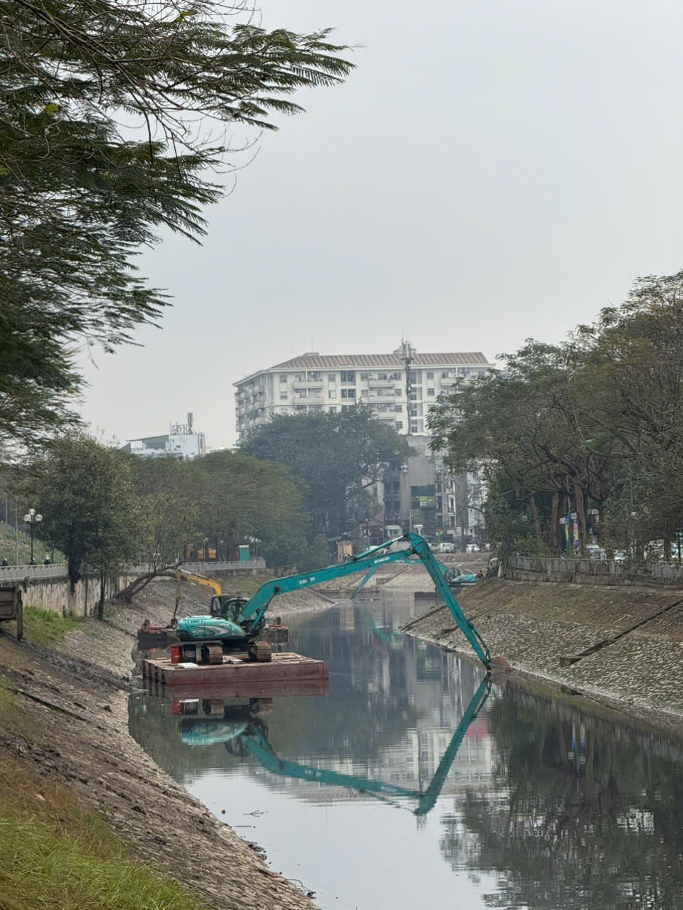 Hình ảnh thực tế máy xúc cần dài hỗ trợ nạo vét sông Tô Lịch