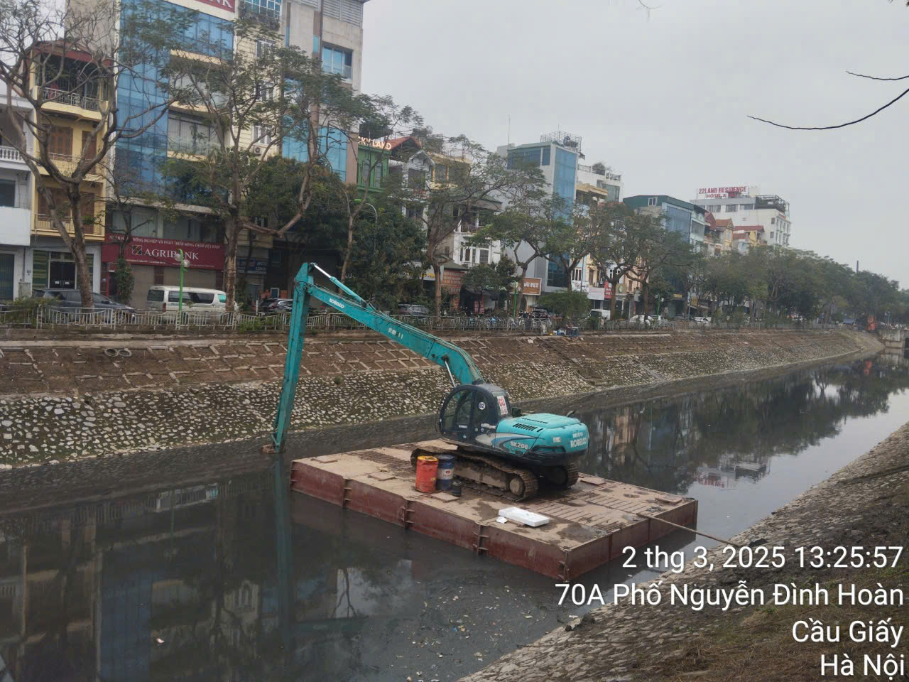 Hình ảnh thực tế máy xúc cần dài hỗ trợ nạo vét sông Tô Lịch