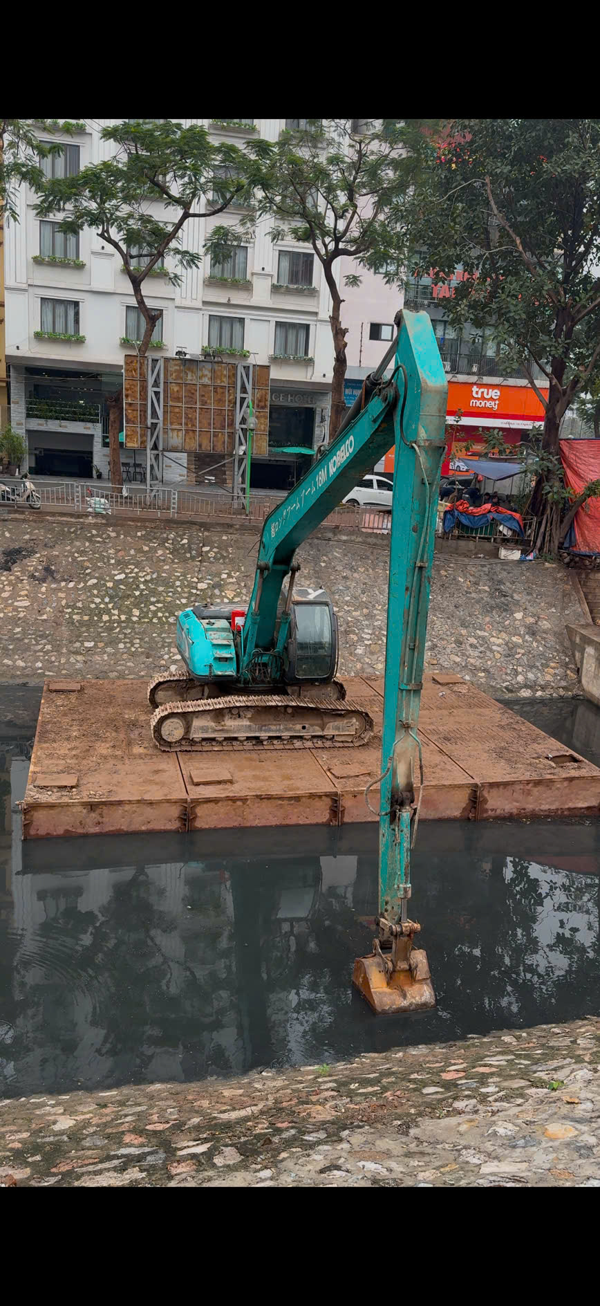 Gia Hiển cho thuê máy xúc cần dài hỗ trợ nạo vét sông Tô Lịch