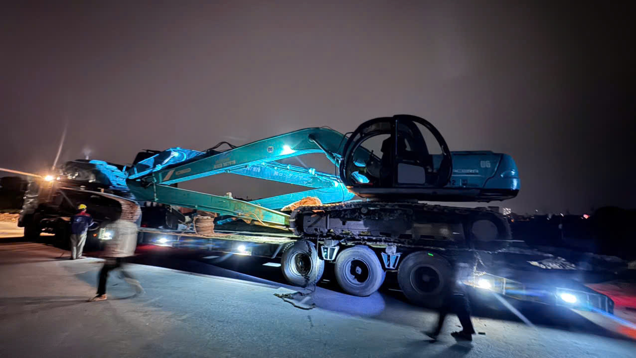 Máy xúc Gia Hiển Đồng hành cùng dự án Công trường sản xuất pin của VinFast