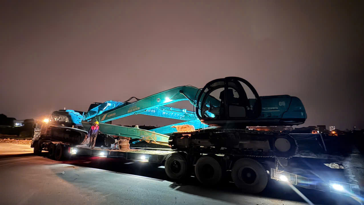 Máy xúc Gia Hiển Đồng hành cùng dự án Công trường sản xuất pin của VinFast