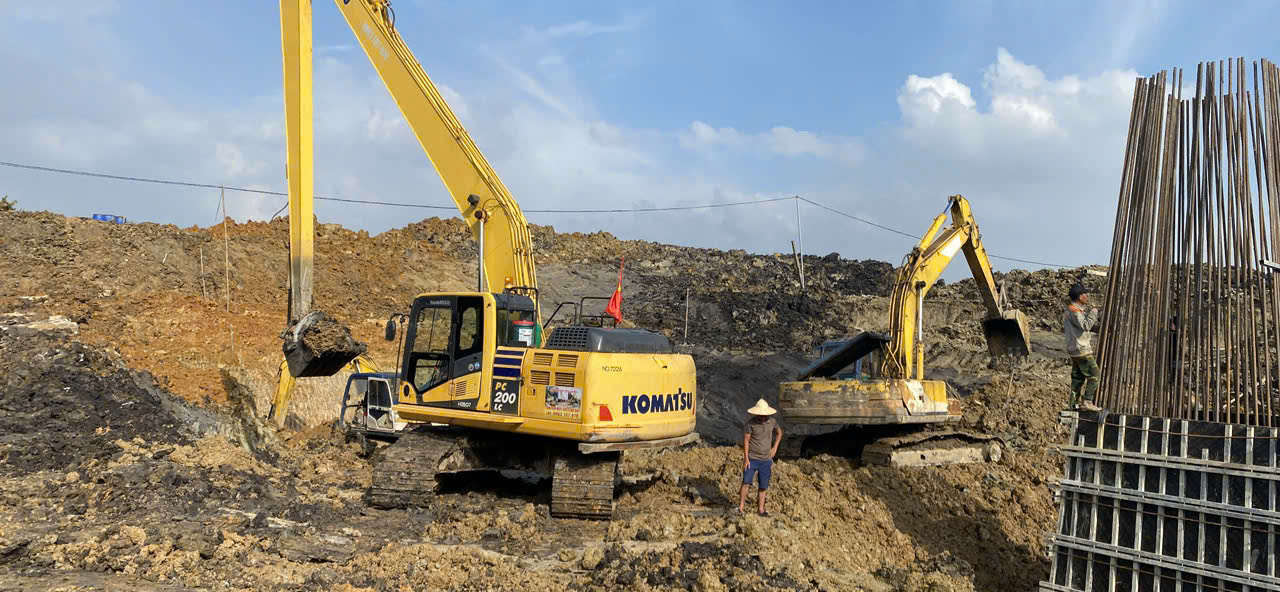 Máy xúc Gia Hiển Đồng hành cùng dự án Công trường sản xuất pin của VinFast