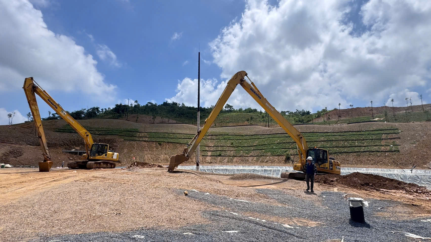 Gia Hiển cho thuê máy xúc cần dài tại Sân Golf Lương Sơn Hoà Bình