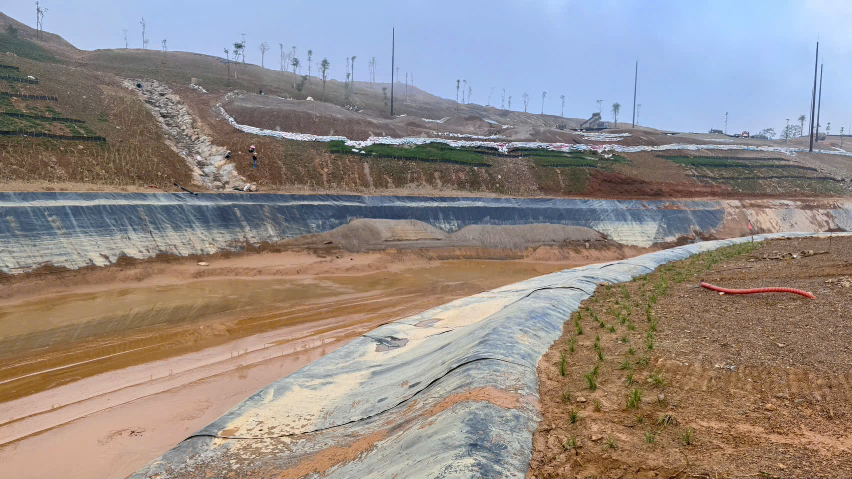 Gia Hiển cho thuê máy xúc cần dài tại Sân Golf Lương Sơn Hoà Bình