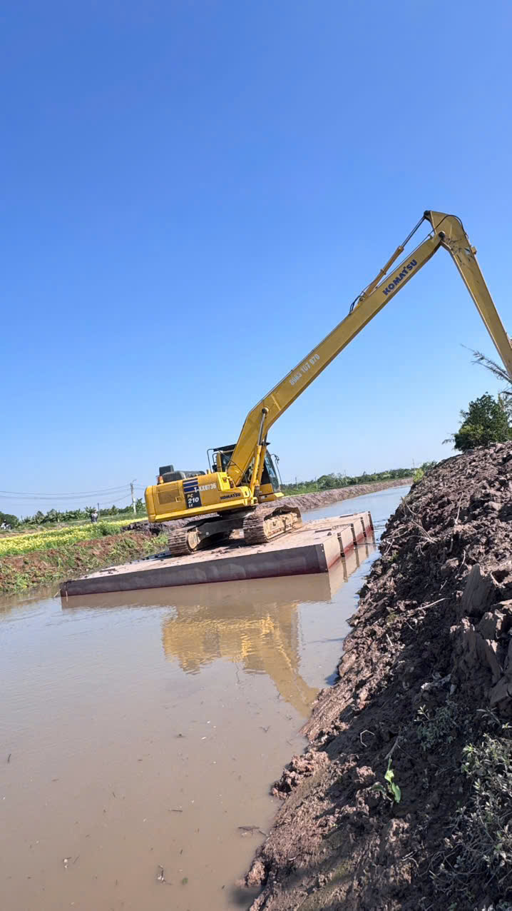 máy xúc cần dài thi công tại Sông Cà Lồ