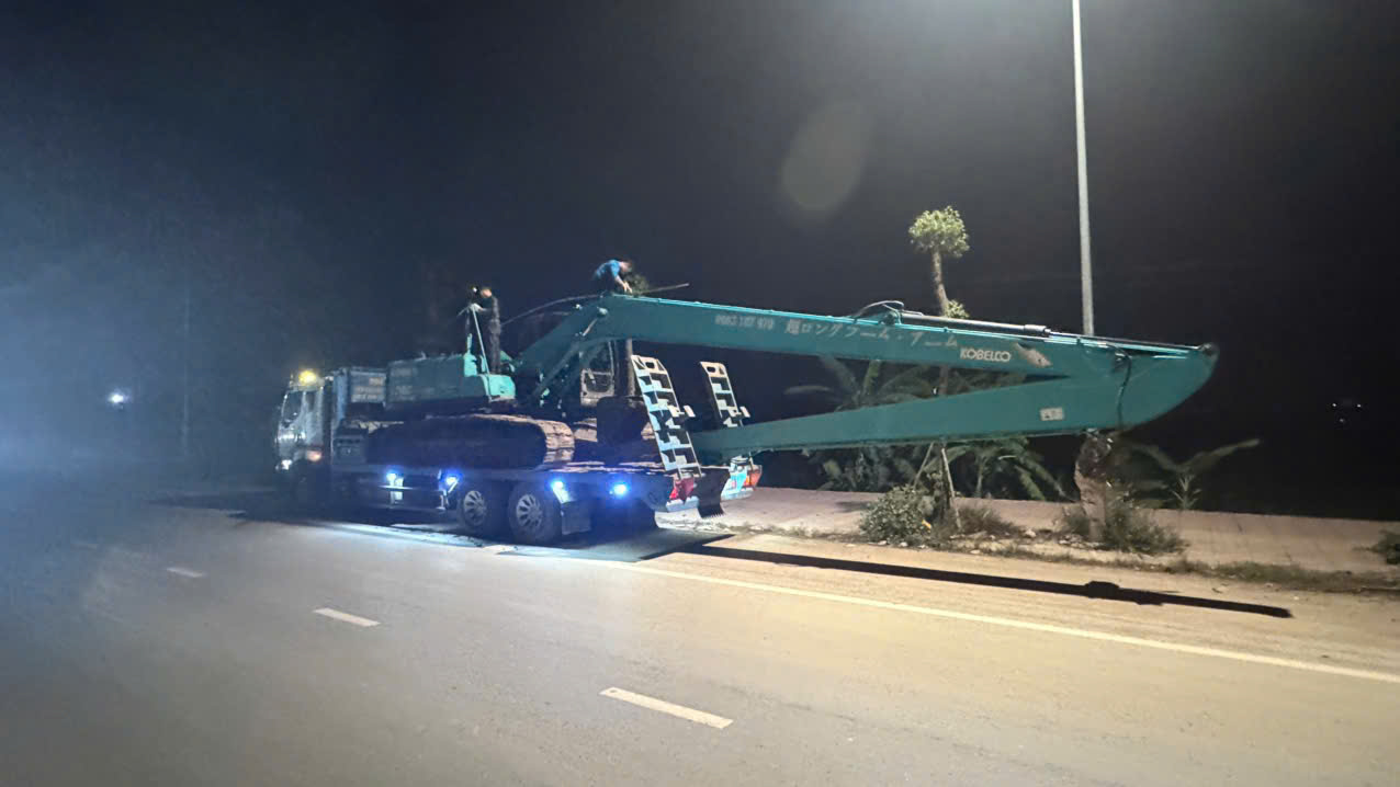 Máy xúc đào cần dài của Gia Hiển 