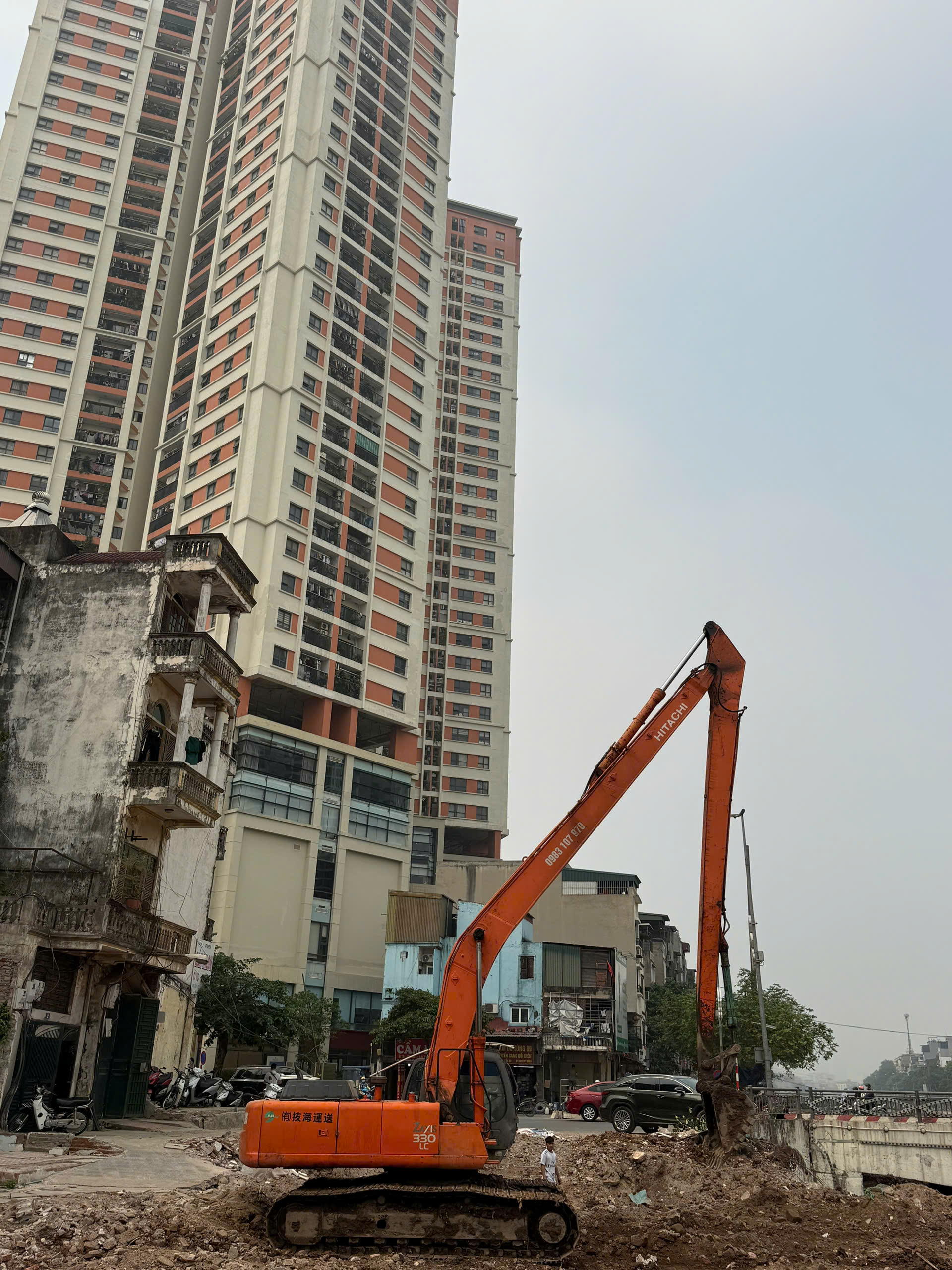 Gia Hiển cho thuê máy xúc cải tạo cống xả Cầu Am - Hà Đông -Hà Nội