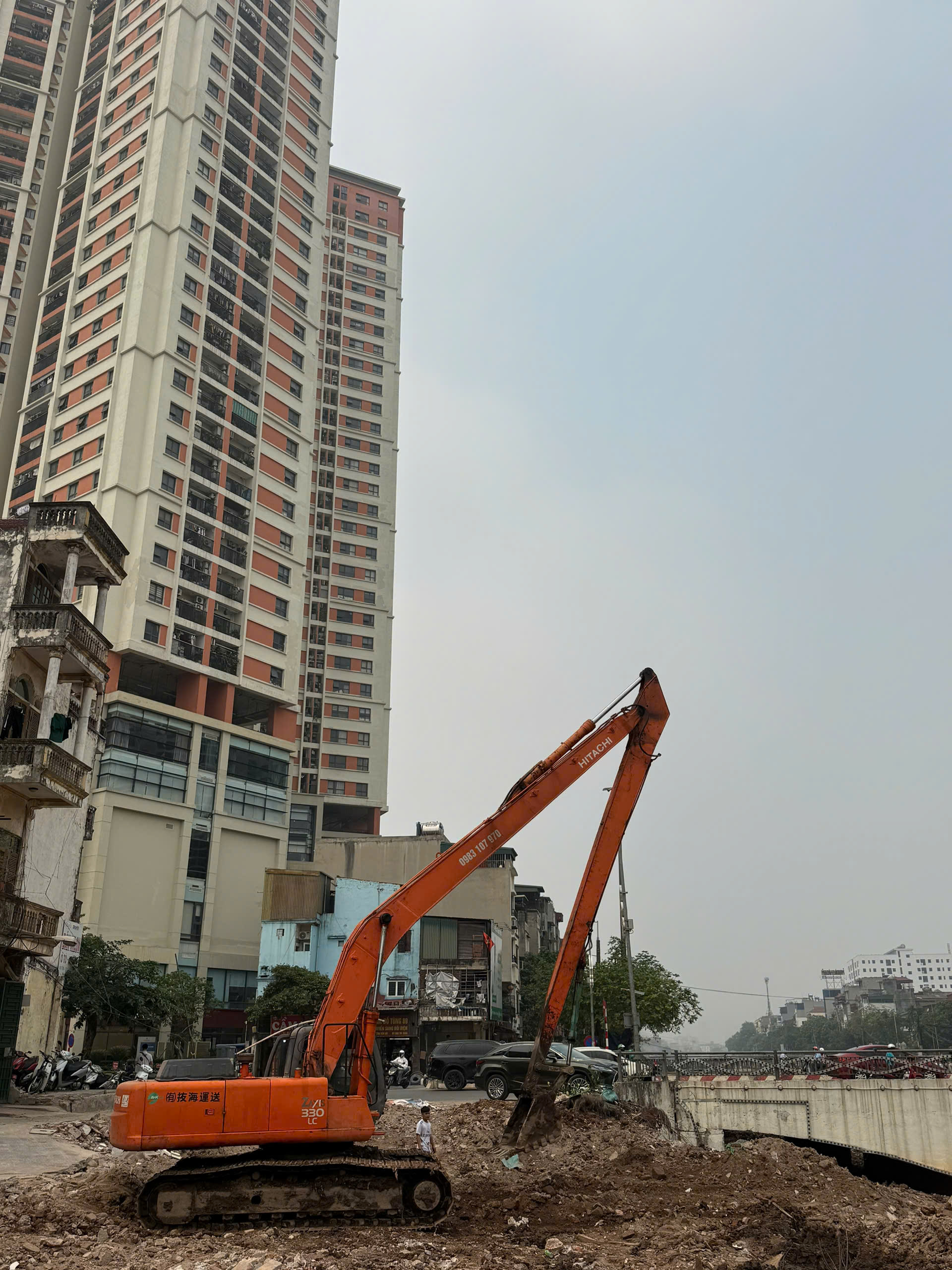 Gia Hiển cho thuê máy xúc cải tạo cống xả Cầu Am - Hà Đông -Hà Nội